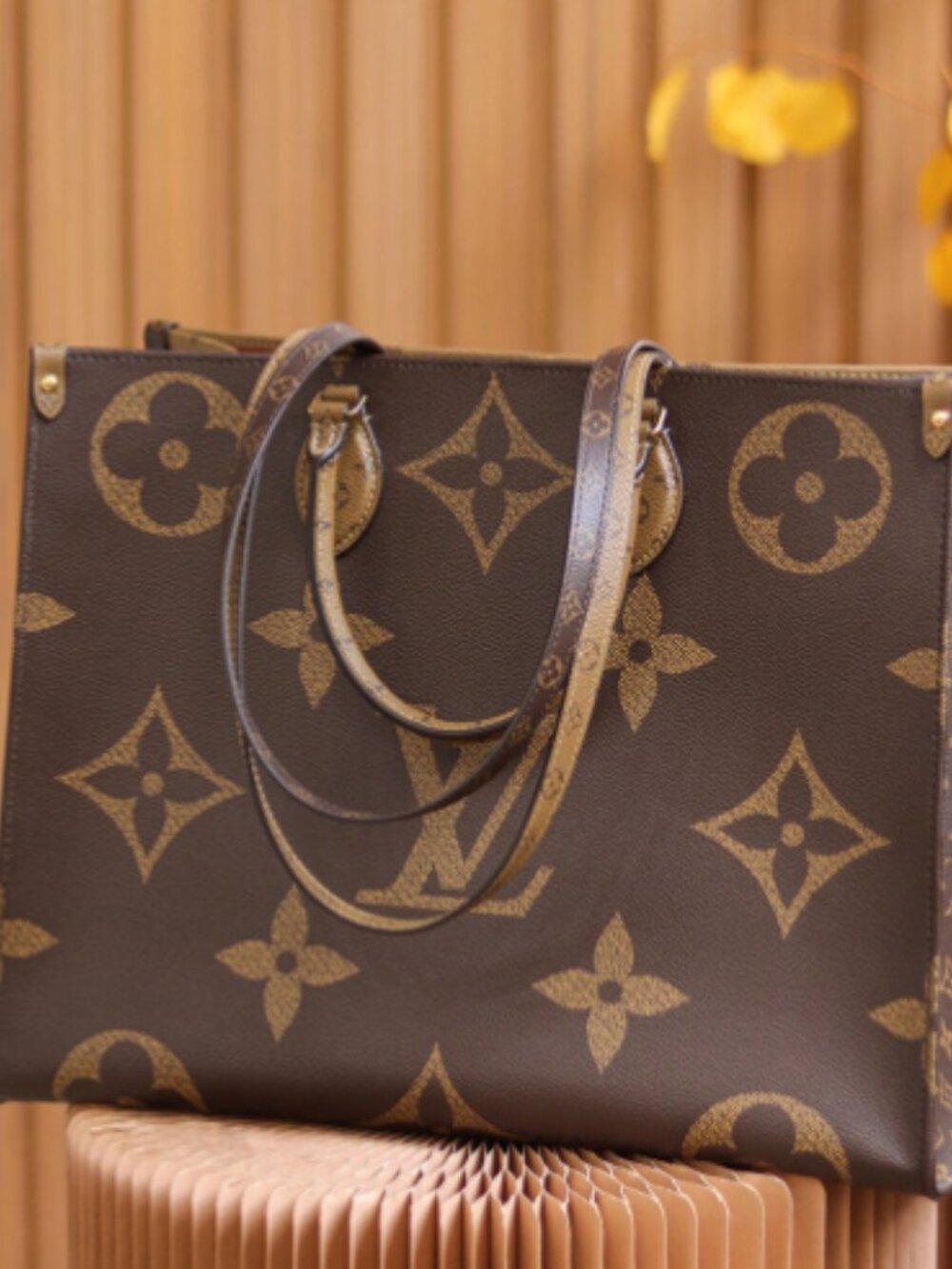 Louis Vuitton Tote Bags - Picture 4 of 7